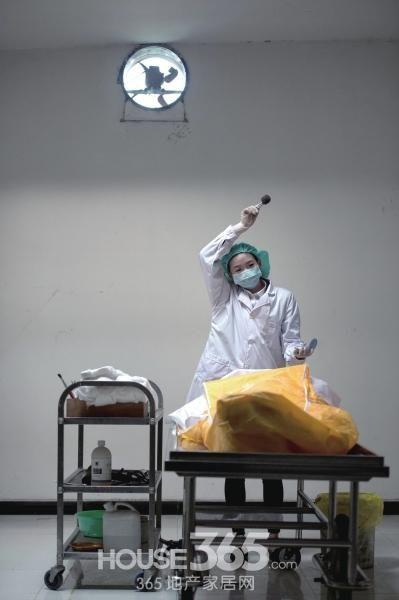 揭秘90后女入殓师:实习第一天做尸体解剖险吓