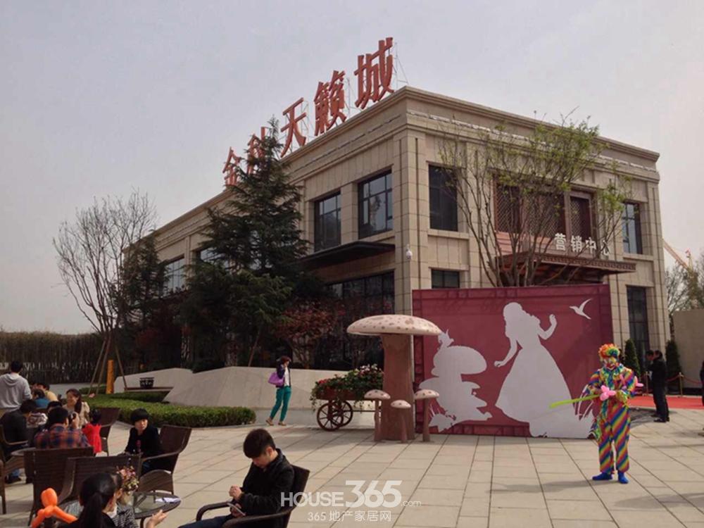 高清组图:金科天籁城售楼部开放 4D气球展惊艳