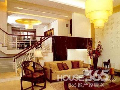 错层楼梯装修效果图:错层的色彩应该与客厅保持协调一致,这样家居的整体效果会好一些。大部分的错层处于居室的中心位置,很多情况下起到了客厅与餐厅隔断的作用。 结语:以上的错层楼梯装修效果图古典大气,显现出一种奢华沉稳的感觉,色彩的巧妙搭配能够变换成不同的风格,你喜欢吗?