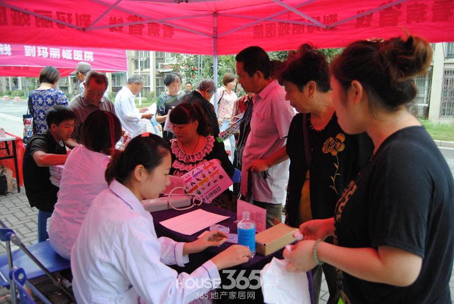活动现场,居民们纷纷的都来到了365社区行走进红星社区的展点,不少