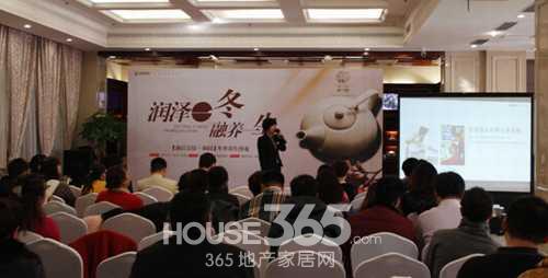 项目金牌置业顾问为在座嘉宾详细讲解项目 项目金牌置业顾问为在座嘉宾详细讲解项目