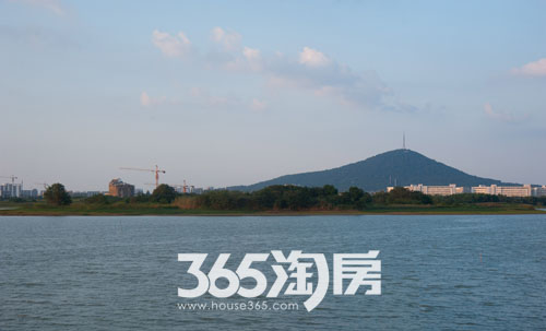 2500亩北雁湖湿地公园旁,花园叠墅,为懂得追求生活品味的人,奉上最