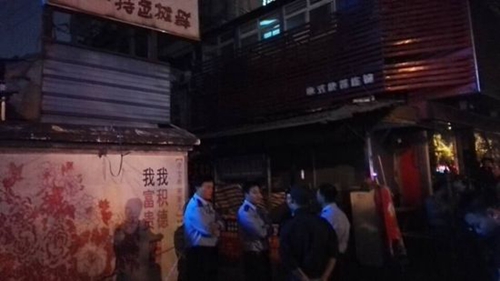 芜湖杨家巷爆炸现场道路封闭 警方还在清理店铺(组图)