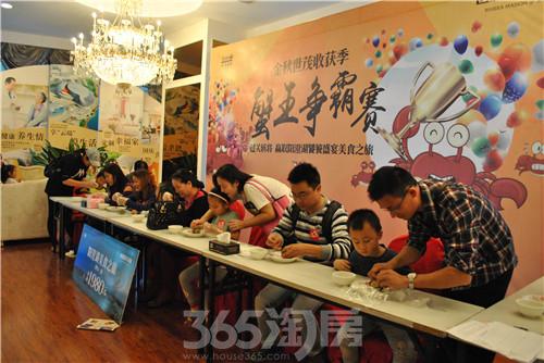 参与者们可以在世茂滨江花园营销中心签到领取世茂螃蟹大赛的活动券一