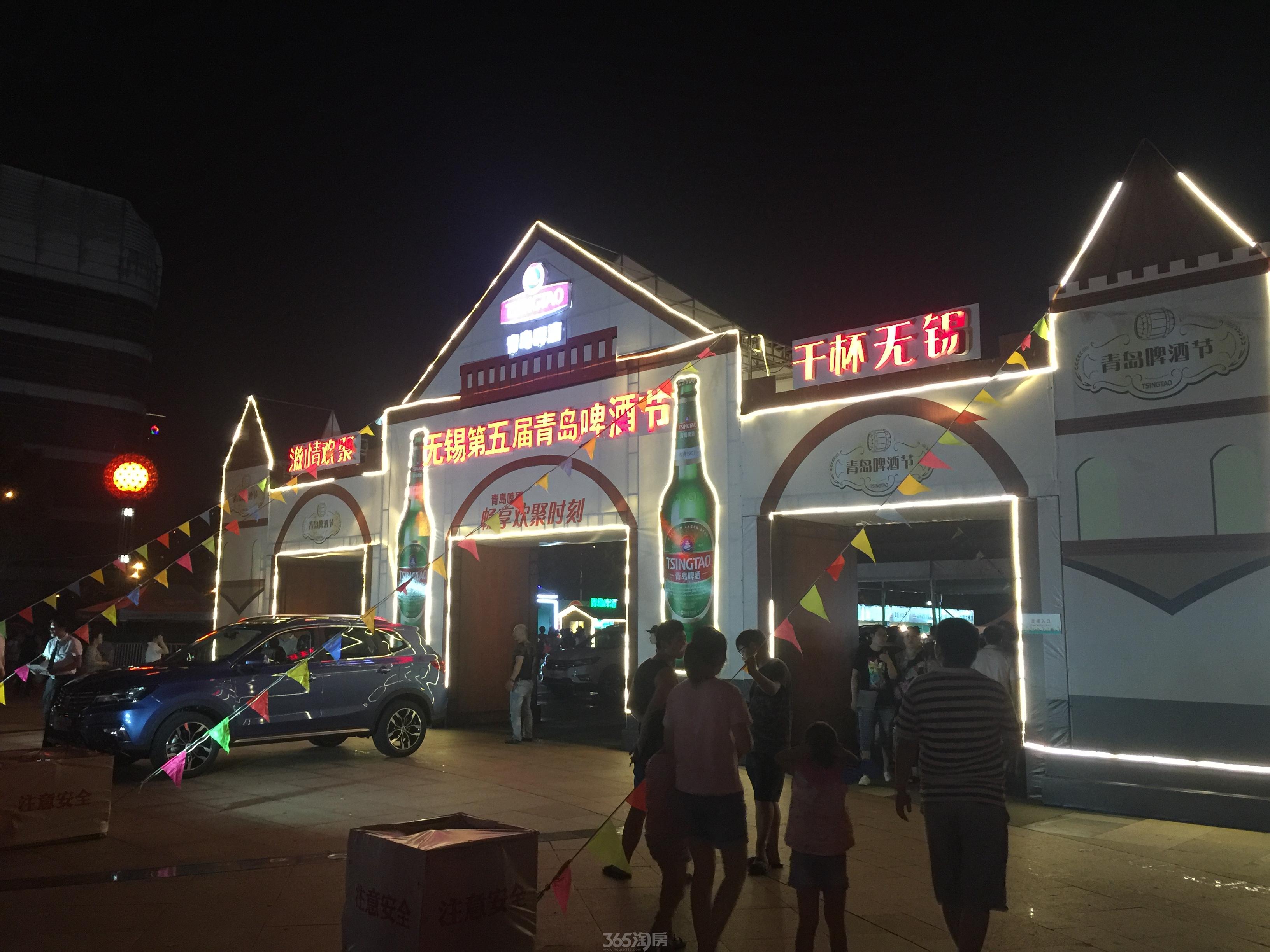 光华时代广场不仅让今夜的新体育中心光芒四射,更让如今的无锡受到万千瞩目。光华时代广场,总面积约83000平方,承载了区域发展重任,携手大世界影院,以餐饮、儿童、文娱为主体,打造集商业、精装办公、精装LOFT于一体的文创购物中心,填补片区商业综合体的空白。 大世界影城主力店 奠定商业先锋地位 大世界影城光华店,总面积约8200平米,采用星级影城设计标准,共设有九个标准电影厅,其中含一个巨幕影厅,一个MX-4D动感影厅,建成后将成为无锡超大规模的高档豪华电影院! 传承人民路商脉 引爆财富价值 光华时代广场位于