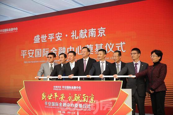 关于选址 提到为什么把平安江苏总部大厦选择建在南京,平安集团总经理任汇川表示:市政府的正确领导下,南京社会经济发展稳健,城市面貌日新月异,投资、创业环境越来越好,各方面都是国内城市的典范,令人敬佩。将来,平安集团将进一步加大对南京的投资。 关于招商蛇口 此次,平安将和老搭档招商蛇口南京公司合作。目前招商蛇口与平安旗下子公司成功合作的项目已达6个,遍及南京市各大区域。招商蛇口南京公司曾成功打造出南京国际金融中心等多个商办类综合体项目。此次,作为项目代建方,将协助平安信托将南京平安国际金融中心成为汉中门片区新