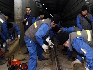 地铁维保工人 在黑暗中制造亮丽