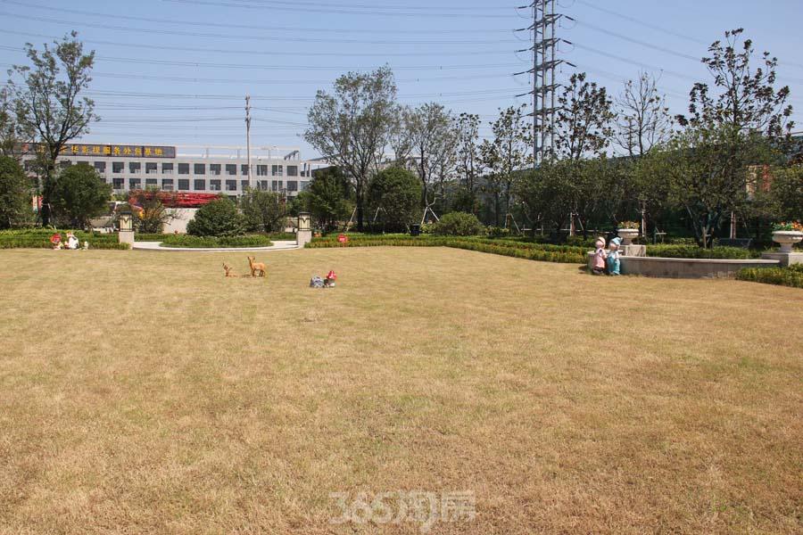 隔广济北路,项目对面是江苏正华影视服务外包基地.