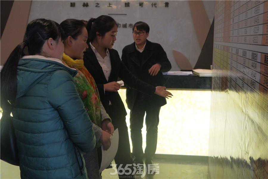    置业顾问向客户介绍房源信息