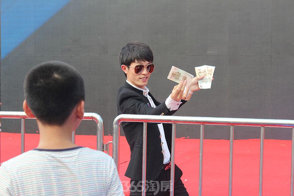 组图|丽兹公馆神户型开启曲江品质生活 魔术师奇幻表演,引来阵阵喝彩