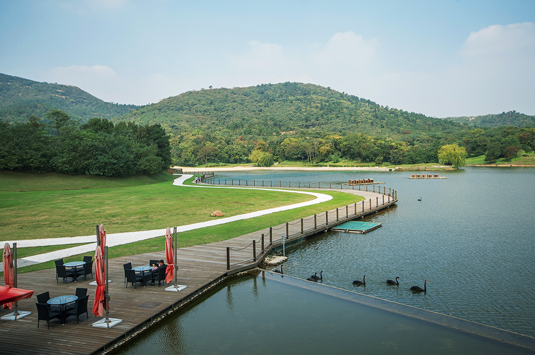 南京汤山温泉旅游度假区位于南京市江宁区汤山街道,是集碑,泉,洞,湖