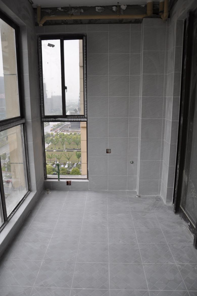 阳台浅灰色的砖.